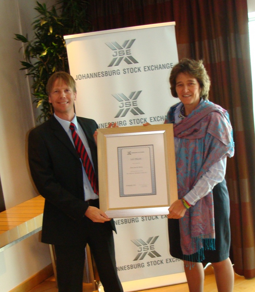 Winner Deon van der Merwe and JSE CEO Nicky Newton-King (2)