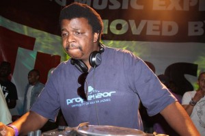DJ-Oskido-perfoming-his-latest-song-Tsa-Madebele