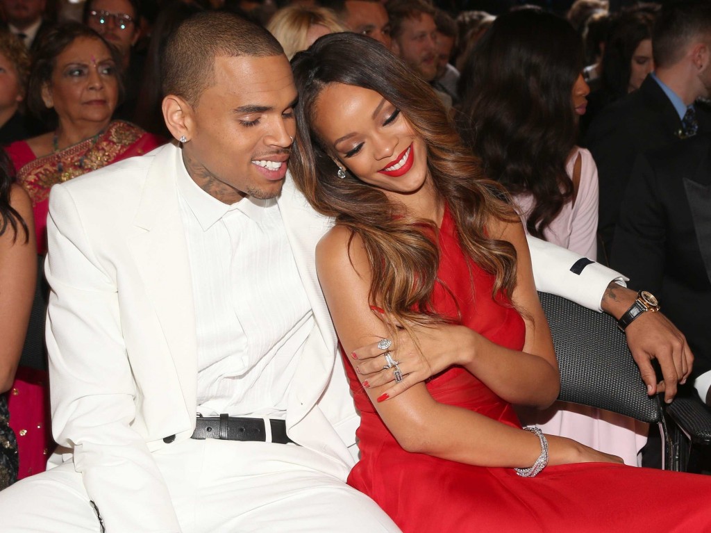 Rihanna Texts Chris Brown During Police Standoff She S Worried Sick About Him Youth Village