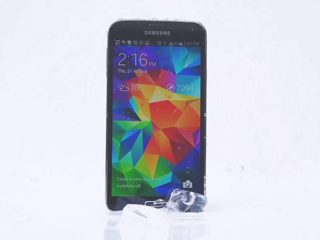 Samsung Galaxy S5 take ALS Ice Bucket Challenge